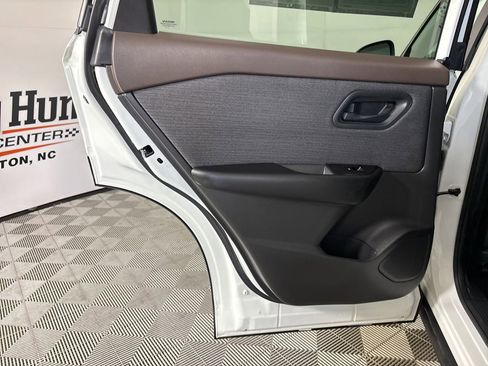 Used 2023 Nissan Rogue S image 19