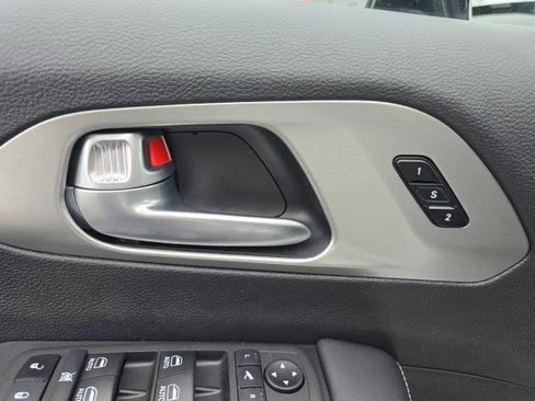 Used 2024 Chrysler Pacifica Premium image 26