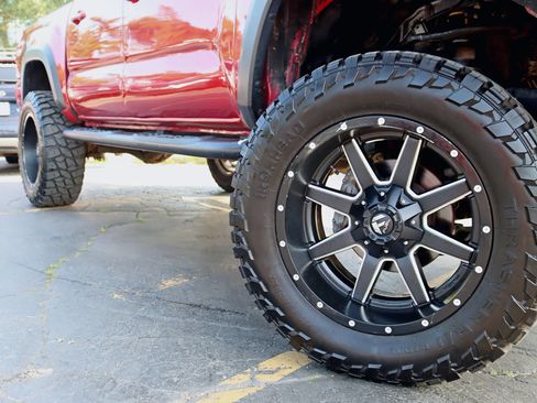 Used 2017 Toyota Tacoma TRD Off-Road AWD/4WD image 5