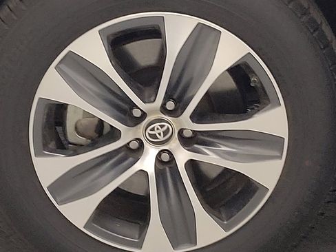 Used 2022 Toyota Highlander XLE FWD image 31