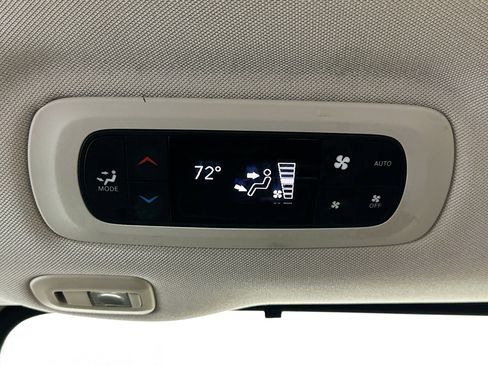 Used 2018 Chrysler Pacifica Limited image 27