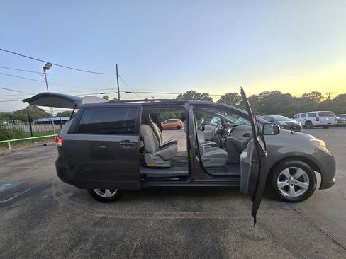 Used 2012 Toyota Sienna LE image 52