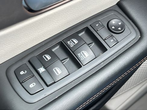 Used 2019 Chrysler Pacifica Touring Plus w/ Advanced Safetytec Group FWD image 18