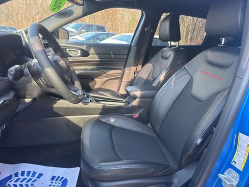 Used 2025 Jeep Compass Trailhawk image 14