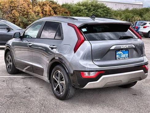 Used 2023 Kia Niro SX image 4