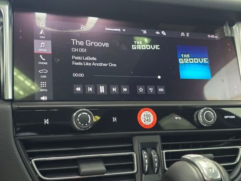 Certified 2024 Porsche Macan image 16