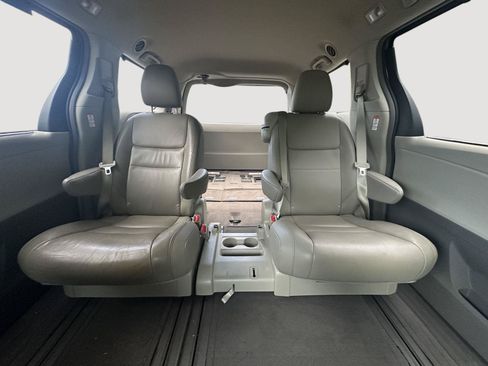 Used 2017 Toyota Sienna XLE Premium FWD image 13