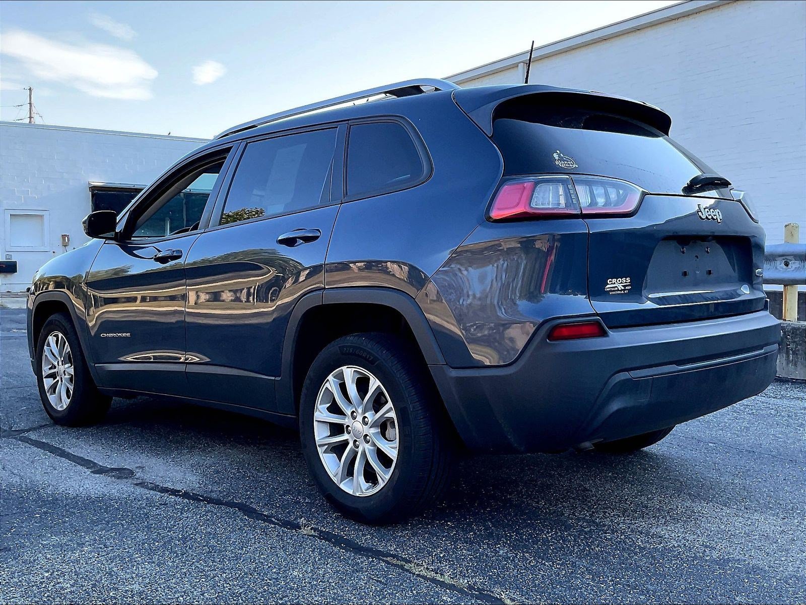 Used 2021 Jeep Cherokee Latitude FWD image 3