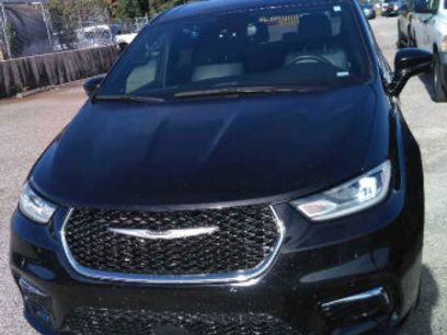 Used 2025 Chrysler Pacifica Select