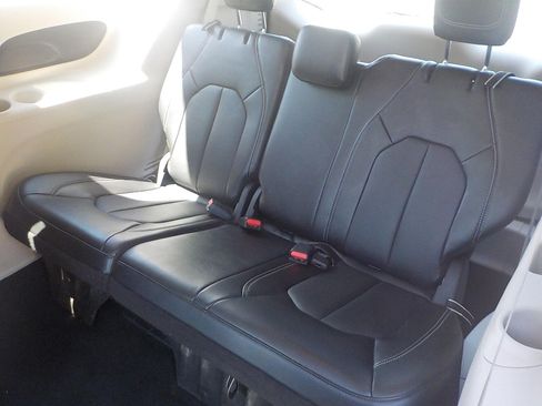 Used 2024 Chrysler Pacifica Touring-L FWD image 16