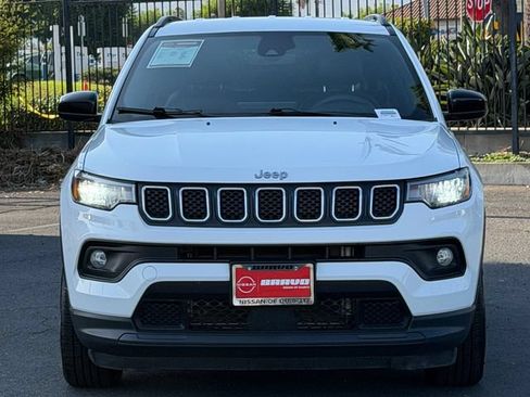 Used 2024 Jeep Compass Latitude AWD/4WD image 2