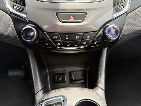 Used 2019 Chevrolet Cruze LT w/ Convenience Package FWD image 9