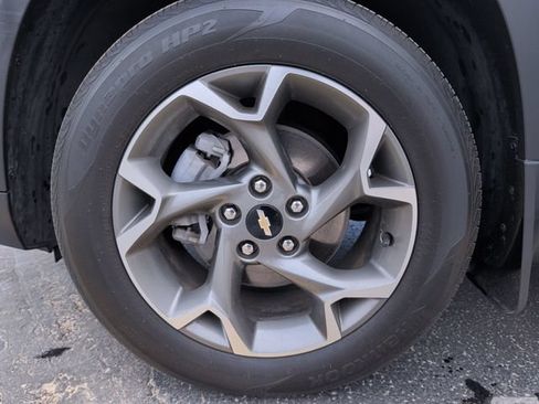 Used 2025 Chevrolet Trax LT FWD image 24