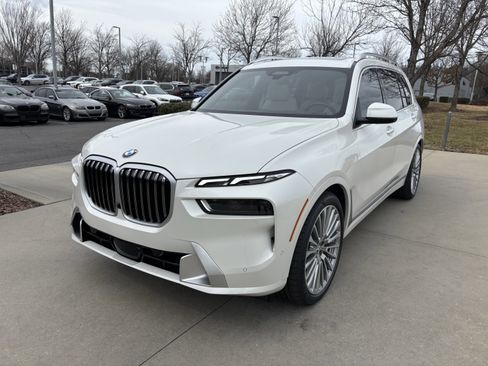 Certified 2024 BMW X7 xDrive40i w/ Executive Package image 5