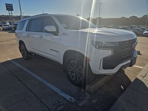 Used 2023 Chevrolet Suburban Z71 w/ Luxury Package image 2