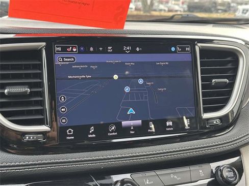 Used 2024 Chrysler Pacifica Select image 19