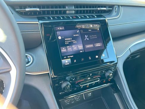 Used 2023 Jeep Grand Cherokee L Laredo image 17