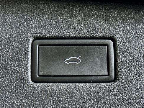 Used 2024 Volkswagen Tiguan SE image 28