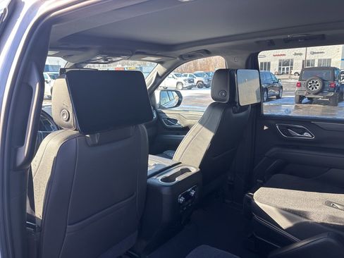 Used 2021 GMC Yukon XL SLT w/ SLT Premium Package image 12