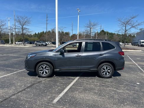 Used 2023 Subaru Forester Premium image 2