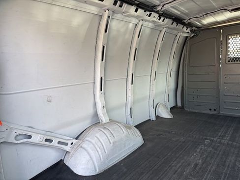 Used 2016 GMC Savana 3500 image 22