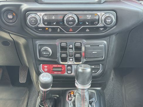 Used 2023 Jeep Gladiator Rubicon w/ Cold Weather Group AWD/4WD image 18
