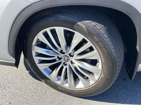 Used 2024 Toyota Highlander Platinum image 9