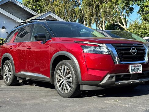 Used 2022 Nissan Pathfinder Platinum w/ Cargo Package FWD image 2