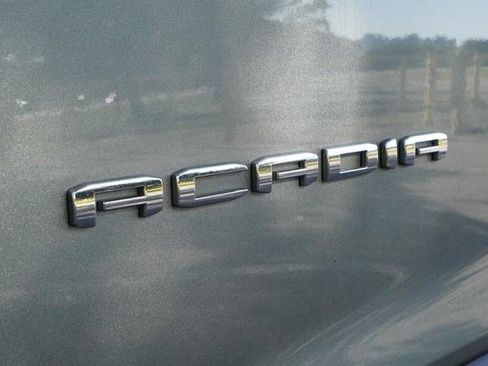 Used 2023 GMC Acadia SLE image 48