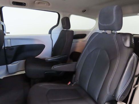 Used 2022 Chrysler Voyager LX image 15