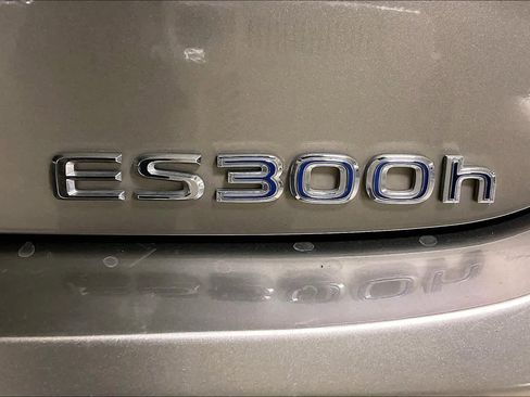 Used 2021 Lexus ES 300h Ultra Luxury w/ Accessory Package 2 image 10