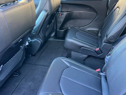 New 2026 Chrysler Pacifica Select AWD/4WD image 8