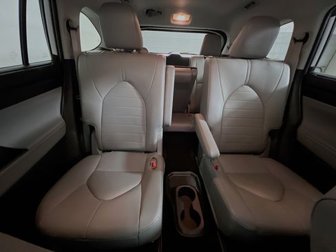 Used 2024 Toyota Highlander XLE FWD image 33