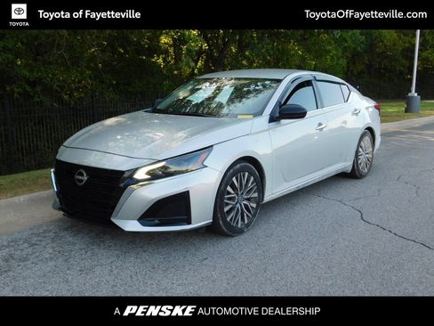 Used 2024 Nissan Altima 2.5 SV FWD image 1