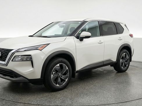 Used 2025 Nissan Rogue SV image 3