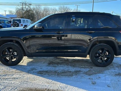 Used 2023 Jeep Grand Cherokee Limited w/ Black Appearance Package image 4