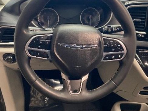 Used 2022 Chrysler Pacifica Touring-L FWD image 20