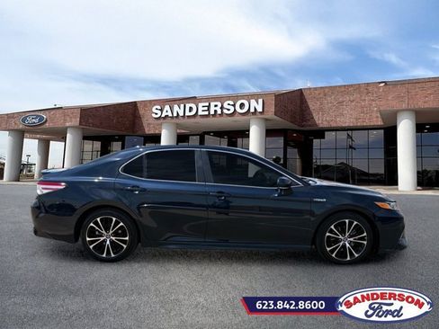 Used 2020 Toyota Camry SE w/ Sunroof Package FWD image 2