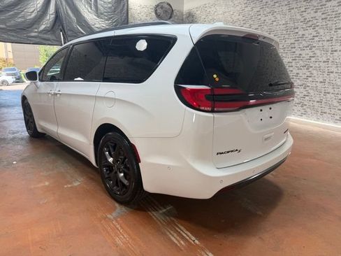 Used 2022 Chrysler Pacifica Limited w/ Uconnect Theater Family Group FWD image 5