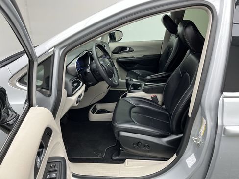 Used 2024 Chrysler Pacifica Touring-L image 3