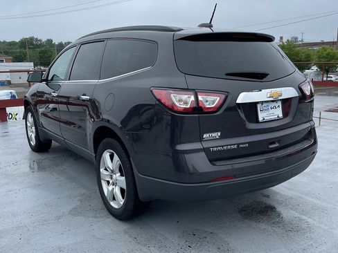Used 2017 Chevrolet Traverse LT w/ Style and Technology Package image 3