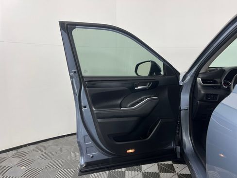 Used 2024 Toyota Highlander XLE image 36