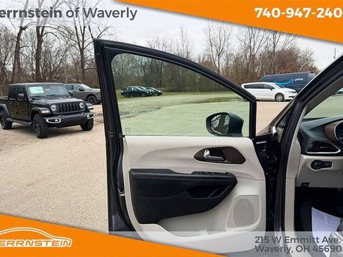 Used 2017 Chrysler Pacifica Touring Plus w/ Security Group image 11