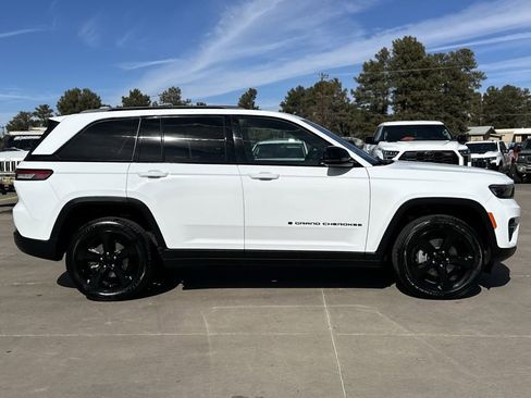 Used 2024 Jeep Grand Cherokee Altitude image 2