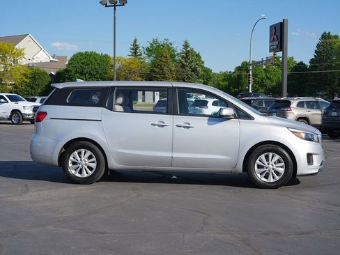 Used 2018 Kia Sedona L FWD image 2