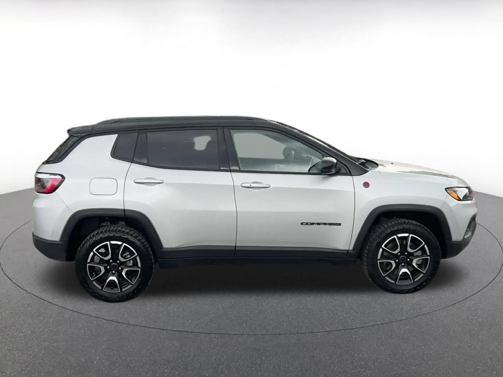 Used 2025 Jeep Compass Trailhawk AWD/4WD image 15