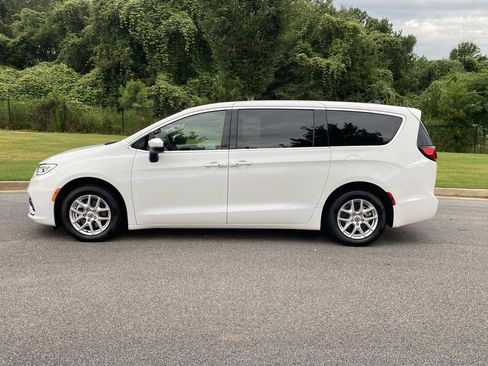 Used 2023 Chrysler Pacifica Touring-L FWD image 9