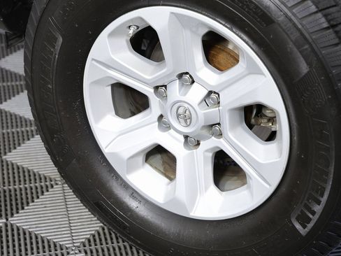 Used 2016 Toyota 4Runner SR5 image 7