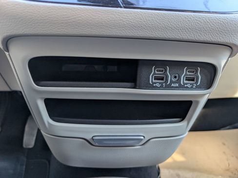 Used 2024 Chrysler Pacifica Touring-L image 28