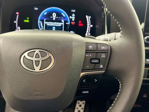 Used 2025 Toyota Camry SE image 19